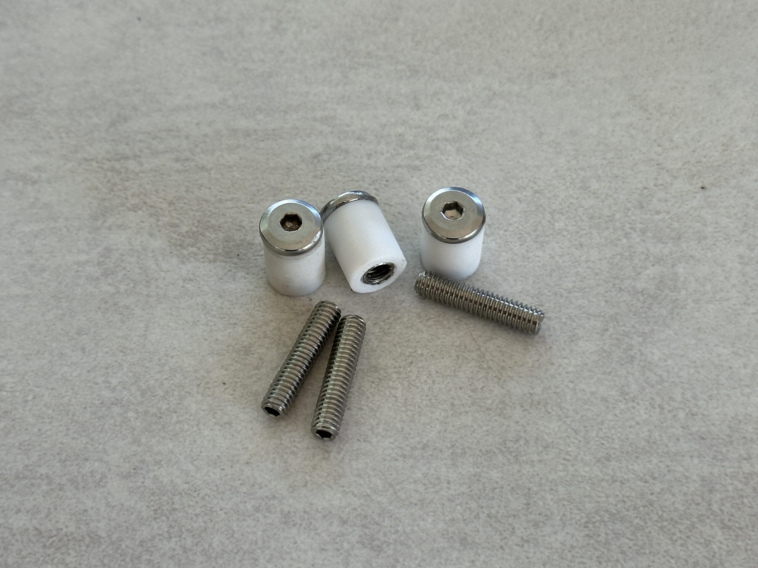 Drei Gewindestifte mit Schraubkappen für Foil Drive – Bild 4