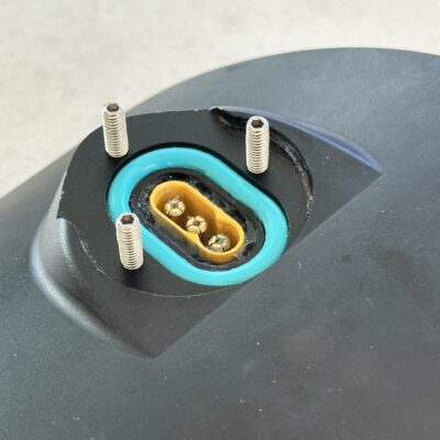 Drei Gewindestifte mit Schraubkappen für Foil Drive