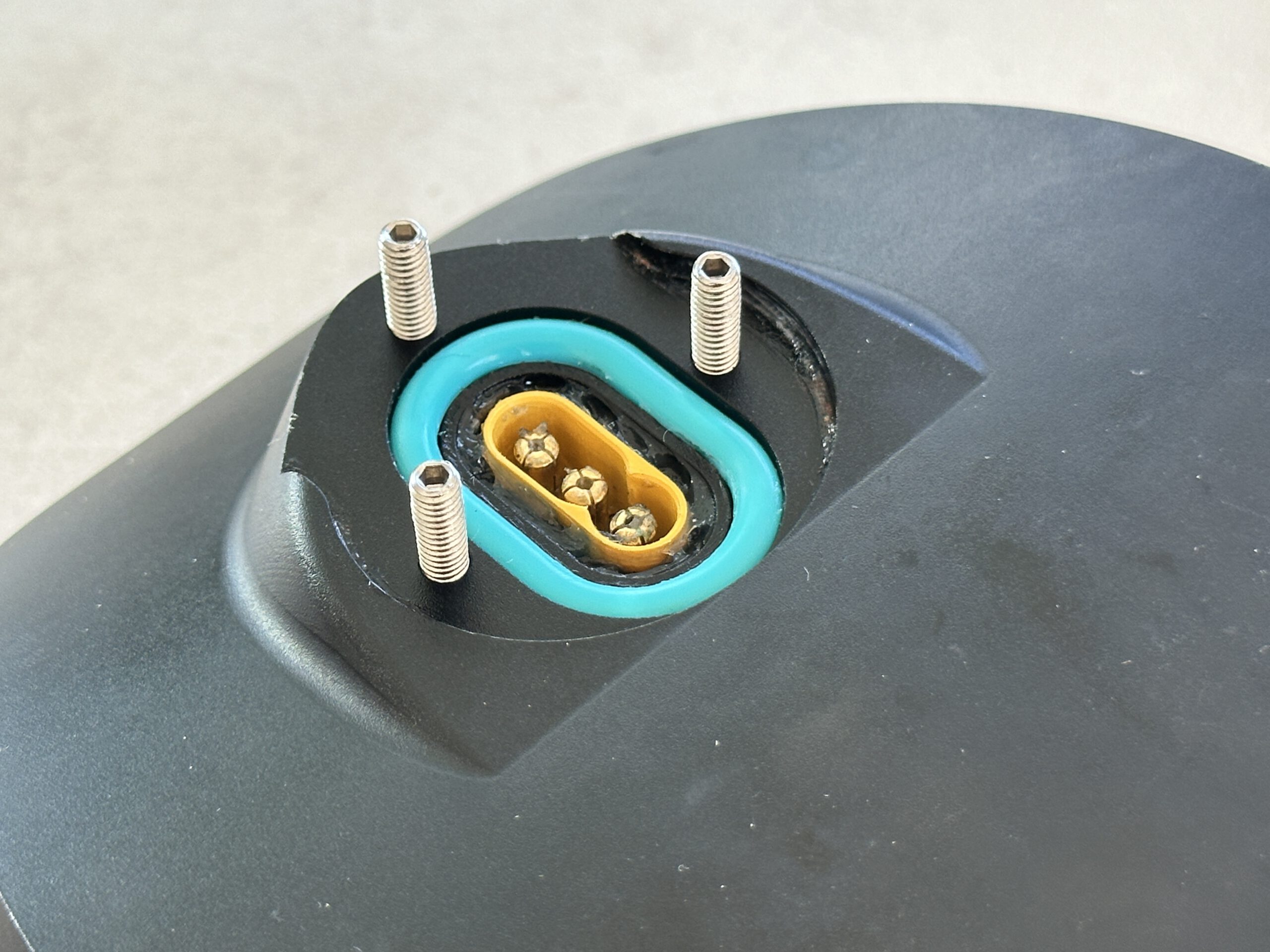 Drei Gewindestifte mit Schraubkappen für Foil Drive