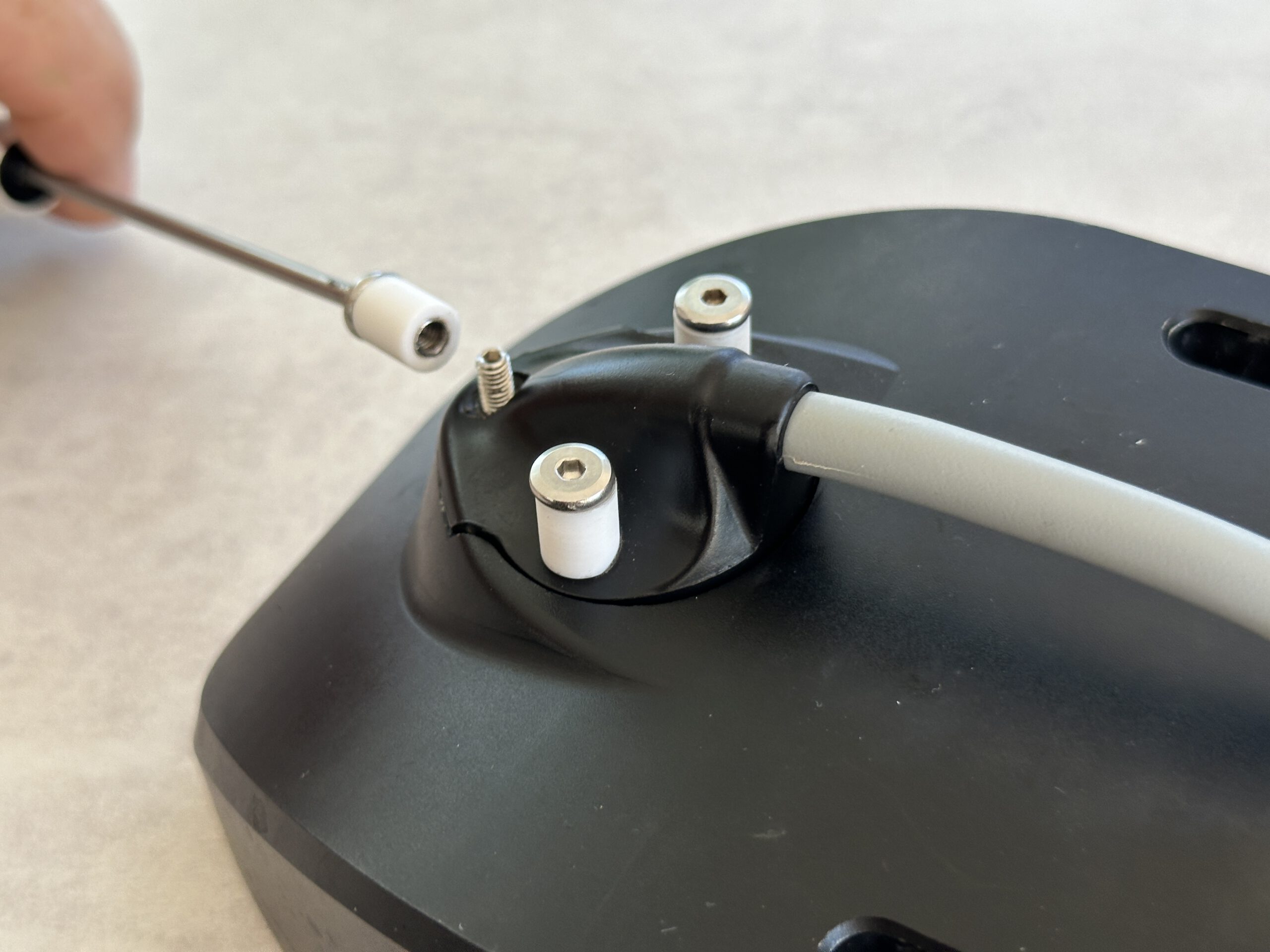 Drei Gewindestifte mit Schraubkappen für Foil Drive – Bild 3